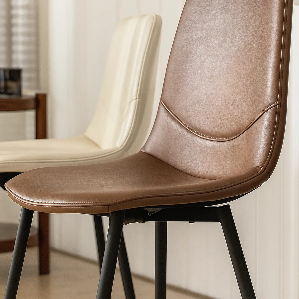 20250923 1409 Ghế Da Sắc Nét Remix 01k5tpdyatfn4tmdb6h0fv896y Result