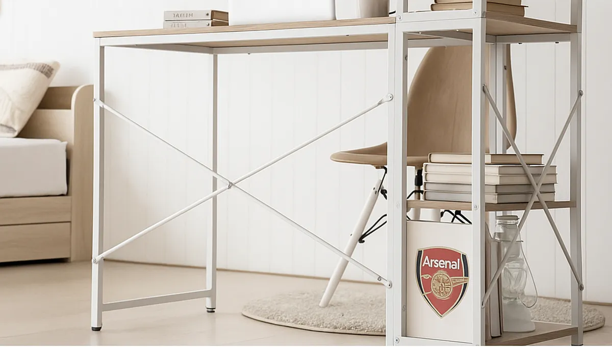 Bàn học khung thép Modern Deco bền bỉ, chống rung lắc, an toàn và ổn định khi học tập hay làm việc lâu dài.